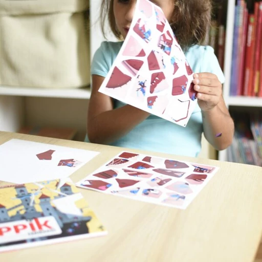 Poppik - Kreatív, fejlesztő játék - 3 db illusztrált kártya, 105 puzzle matricával – Lovagok és sárkányok 