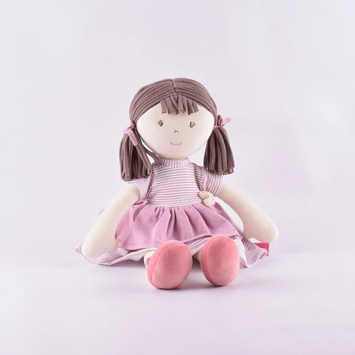 Brook plüss baba – barna haj/rózsaszín ruha, természetes pamutból