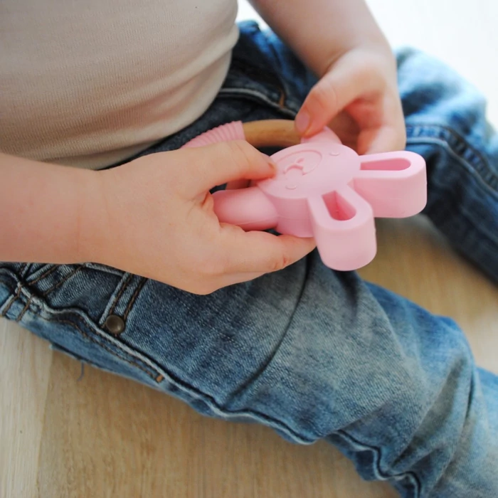 Nyuszis szilikon és fa rágókarika - rózsaszín