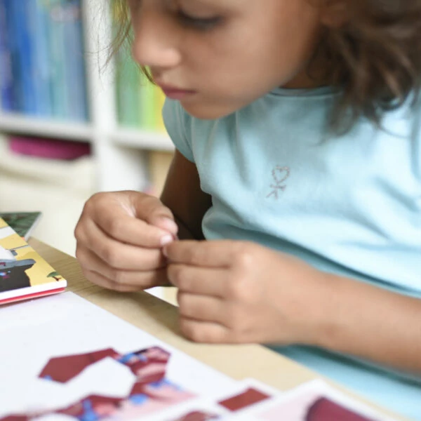 Poppik - Kreatív, fejlesztő játék - 3 db illusztrált kártya, 105 puzzle matricával – Lovagok és sárkányok 