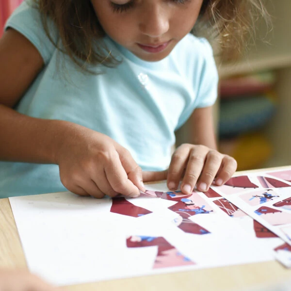 Poppik - Kreatív, fejlesztő játék - 3 db illusztrált kártya, 105 puzzle matricával – Lovagok és sárkányok 