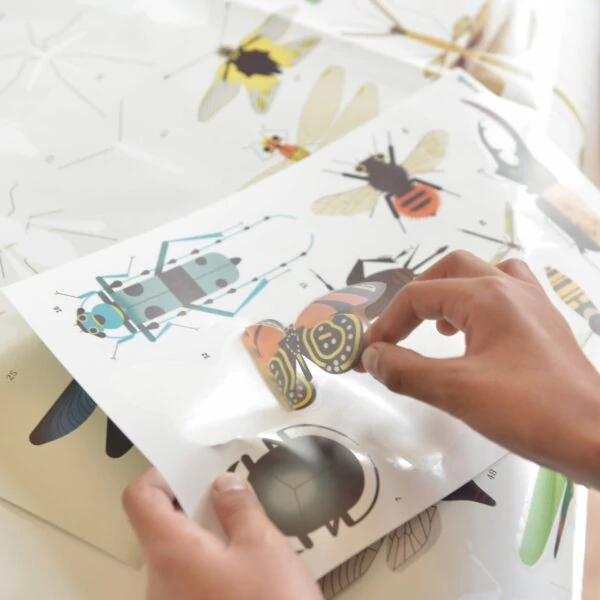 Poppik - Kreatív, fejlesztő óriásplakát, 44 matricával – Rovarok